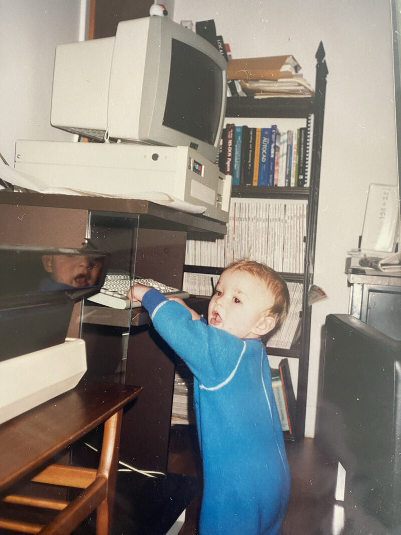 Charles enfant devant l'ordinateur familial